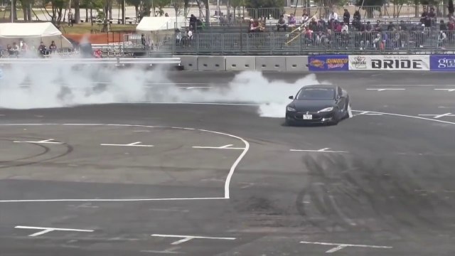 8 minutes de drift en Tesla Model S