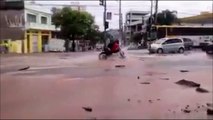Un motard avalé par un trou au milieu de la route en pleine inondation