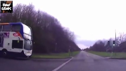 Un bus scolaire grille un feu et écrase une voiture à pleine vitesse - Accident terrible