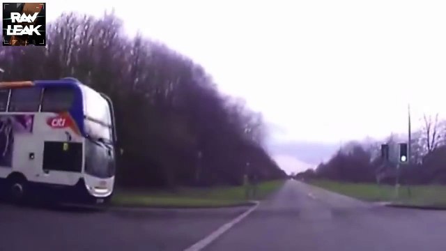 Un bus scolaire grille un feu et écrase une voiture à pleine vitesse - Accident terrible
