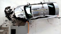 2016 Volkswagen Passat small overlap IIHS crash test