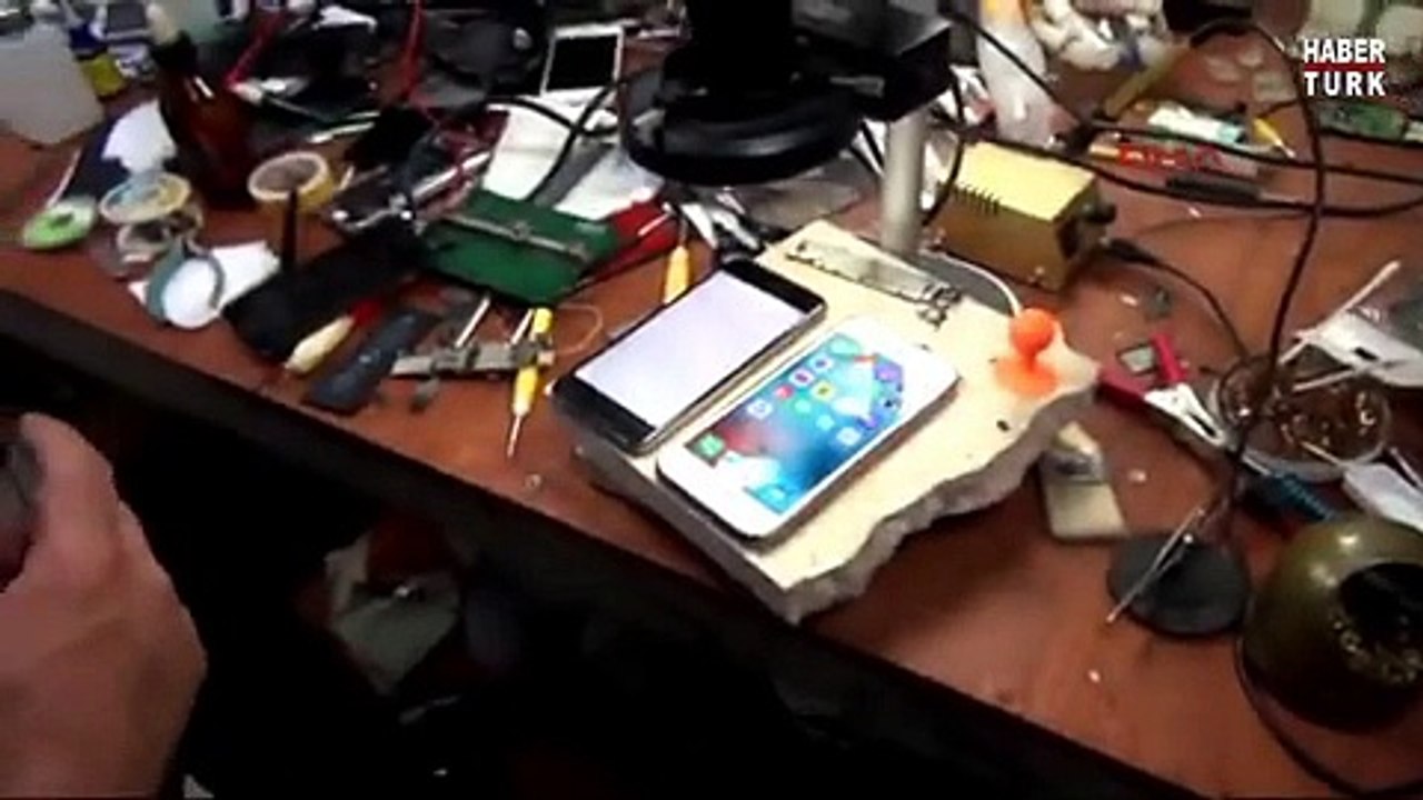مخترع تركي نجح باختراع يخلي شاشة التليفون تظهر لصاحب الجهاز فقط .. والبقية يشوفونها باللون الابيض بس شرط انه المستخدم يلبس نظارة معينة