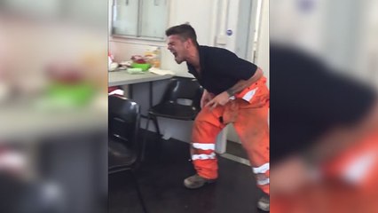 Jack Lewis imite le T-Rex de Jurassic Park à la perfection