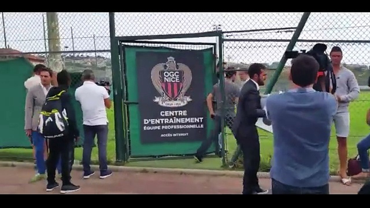 Nice  à la fin de l’entraînement, Balotelli se fait offrir un bidet