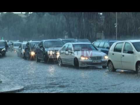Report TV - ''Çmendet’’ moti në Tiranë, reshje të dendura shiu, kaos në trafik