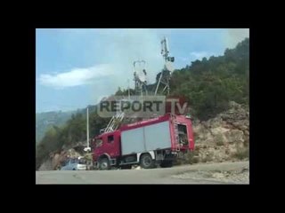 Report TV - Shëngjin, zjarri u afrohet hoteleve ndërhyrje me helikopterë nga Italia