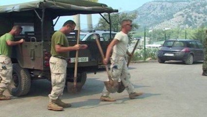 Report TV - Shëngjin, zjarri u afrohet hoteleve ndërhyjnë helikopterë nga Italia