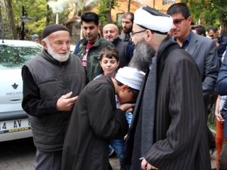 Cübbeli'yi Gören Sevenleri Elini Öpmek İçin Kuyruk Oldu