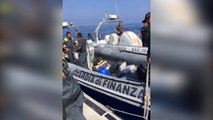 Ora News -  Kapet një gomone me 300 kg marijuanë, trafikohej në Itali