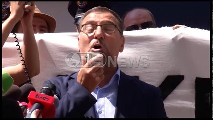 Ora News - Protesta në Tiranë: Rama të mos rrijë indiferent ndaj kurbanit me tokat shqiptare