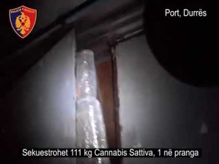 Ora News- Sekuestrohen 111 kg kanabis në portin e Durrësit, arrestohet 27-vjeçari