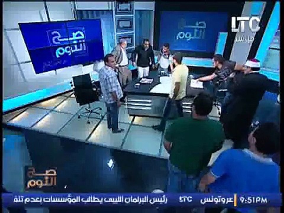 نبيه الوحش يضرب مفتى استراليا بالحذاء.. والأخير يرد بالكرسى