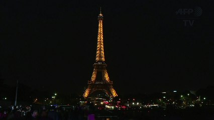 As cores do outubro rosa na torre Eiffel