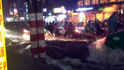 Trận Mưa Kinh Hoàng, Sài Gòn Thất Thủ Chiều 26/9/2016 (nước chảy như thác) ✔