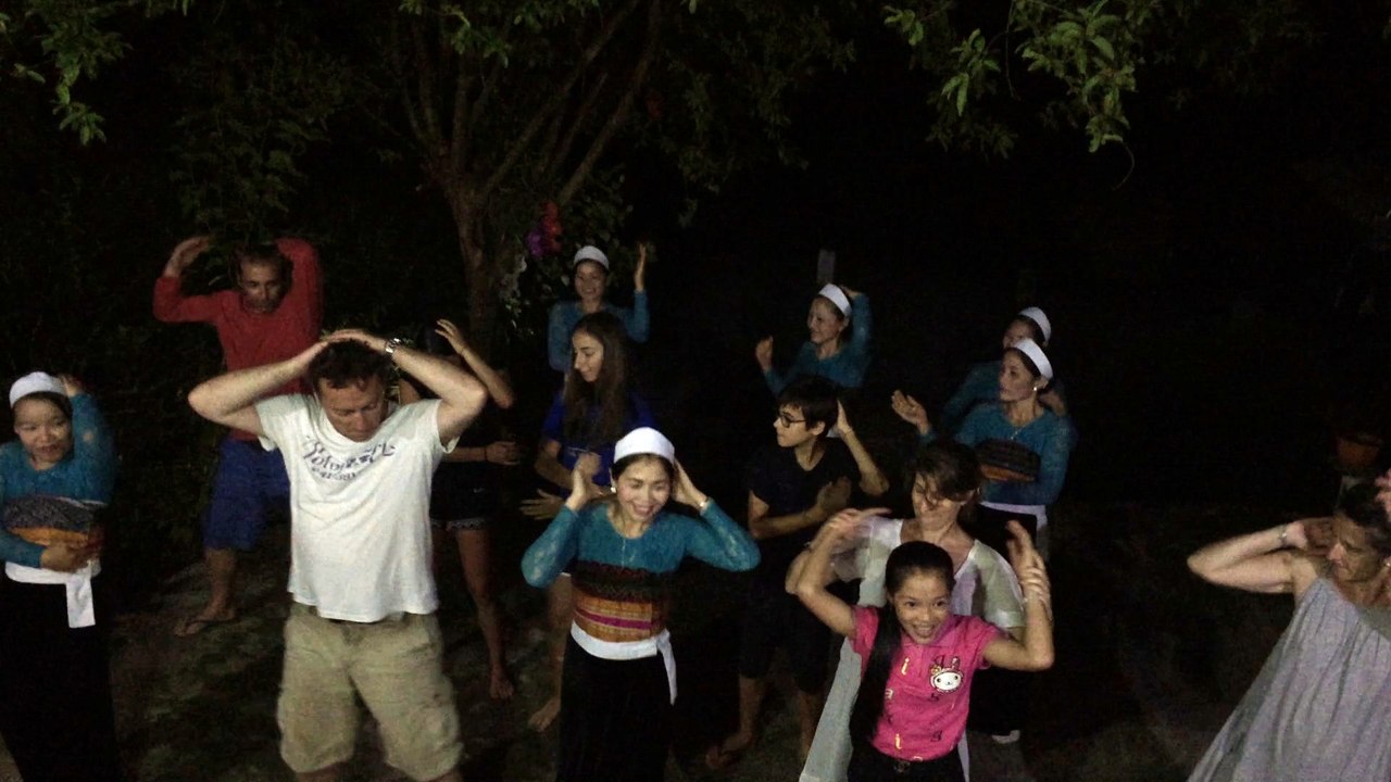 Immersion à la danse avec ethnie Thais à Mai Chau lors du voyage au Vietnam avec agence de voyage locale Aventure Vietna