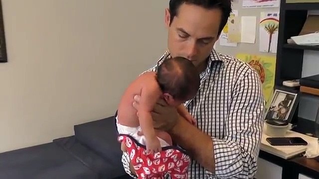 Internet poludeo na ono šta je ovaj čovek uradio bebi staroj samo četiri dana!