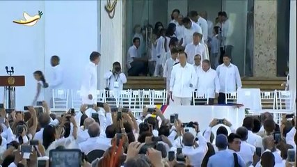 Colombie : le président Juan Manuel Santos et le chef des Farc signent un accord de paix historique