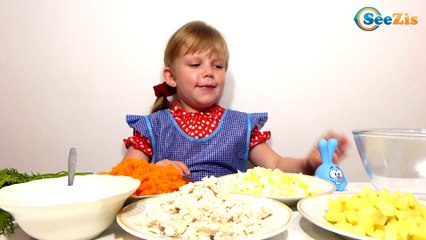 Повар Ника и ее друзья Смешарики готовят вкусный салат “Морковка”. Видео для детей