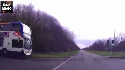 Un bus scolaire grille un feu et écrase une voiture à pleine vitesse - Accident terrible