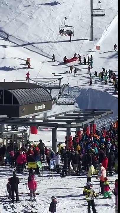 Dans une station de ski en Nouvelle-Zélande, un enfant qui a glissé d’un télésiège est sauvé par des skieurs