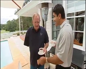 Donner une tasse de café avec sa sous-tasse à un manchot