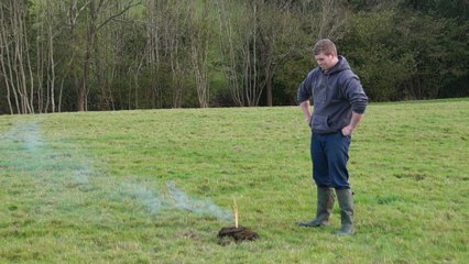 Mettre un pétard dans une bouse de vache