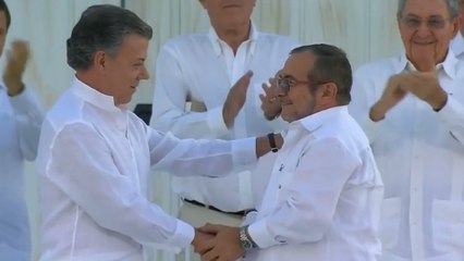 Gobierno y FARC sellan un acuerdo de paz histórico