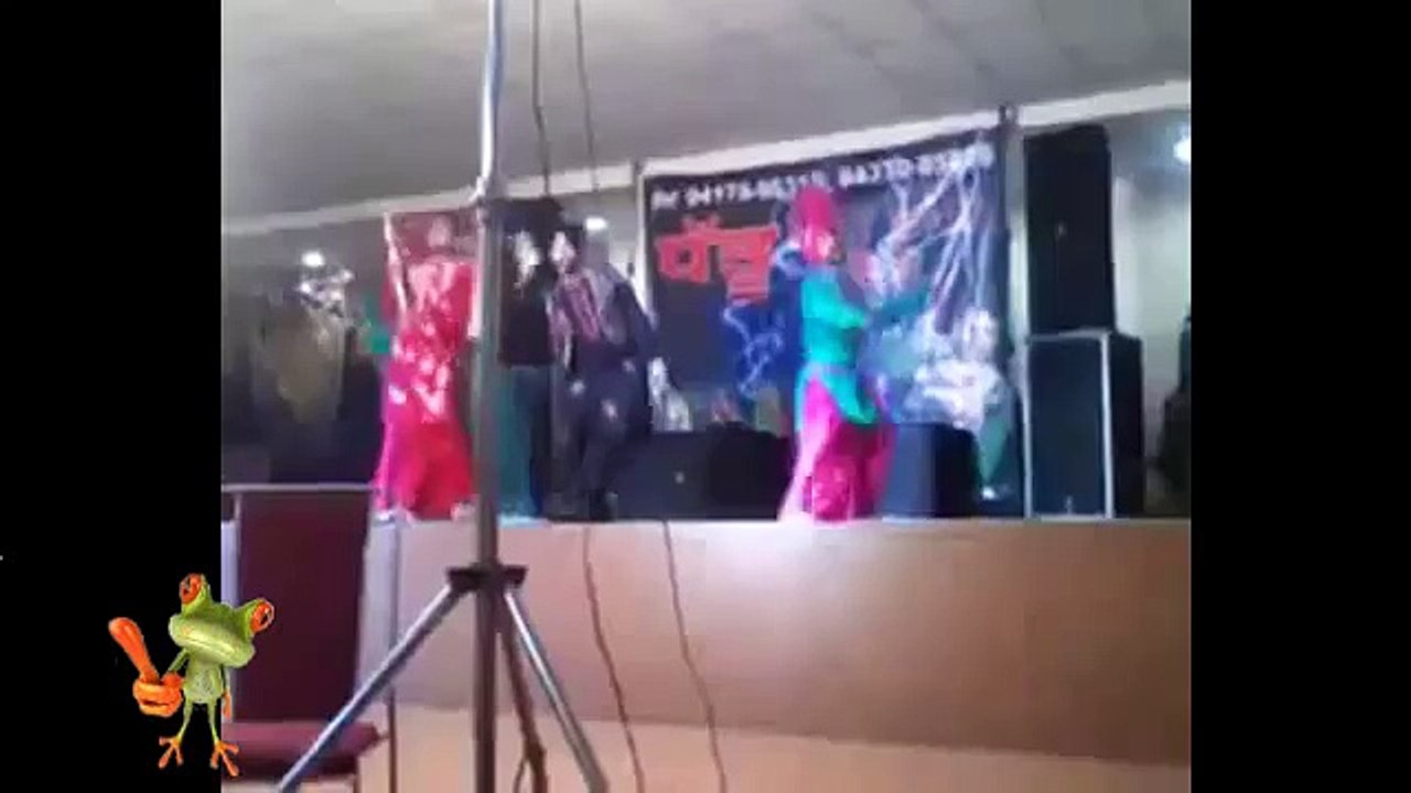 Funny Punjabi Singer Falls From Stage While Dancing | Whatsapp Funny Video Punjabi