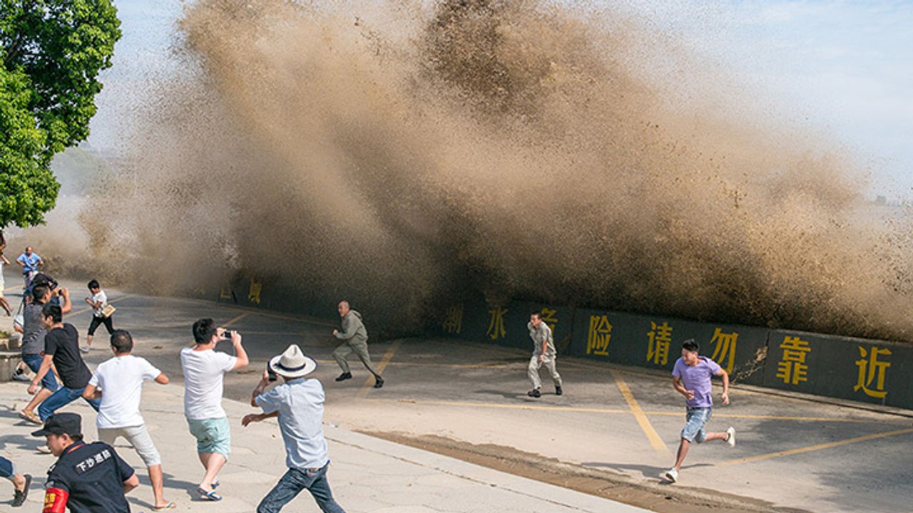 Des spectateurs chinois viennent assister aux mascarets