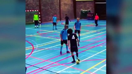 Télécharger la video: Funny Football Moments 2016 - Goals ¦ Skills ¦ Fails ● Football Vines ● Soccer Football Fails