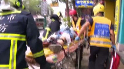 Typhoon Megi blows scaffolding off Taiwan high-rise