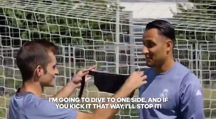 Keylor Navas tapa un penal con los ojos vendados
