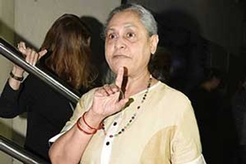 Jaya Bachchan gets angry at the media yet again!