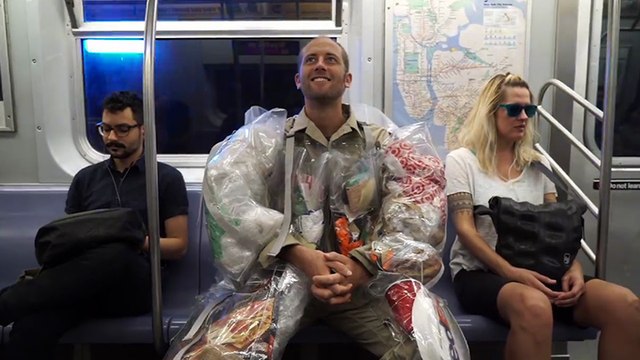 Il s'habille des déchets qu'il produit