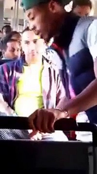 Cet homme Belge refuse qu'un homme noir s'installe à coté de lui et ça part en cacahuete!