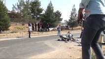 Diyarbakır Polis Motosikleti, Park Halindeki Otomobile Çarptı: 2'si Polis 3 Kişi Yaralandı
