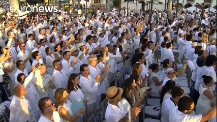 Colombians call for "no more war" as historic peace deal is signed between Farc rebels and the government
