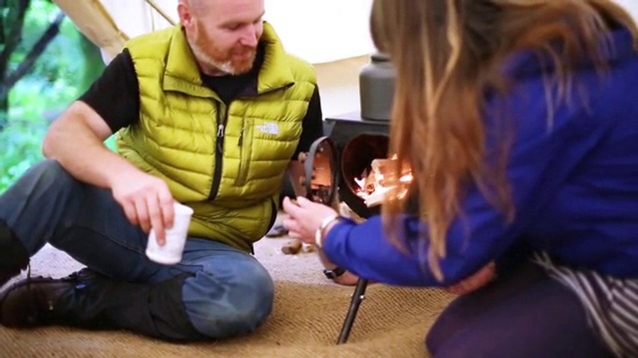 Ce poêle à bois portatif se plie et chauffe tentes, yourtes et petites maisons