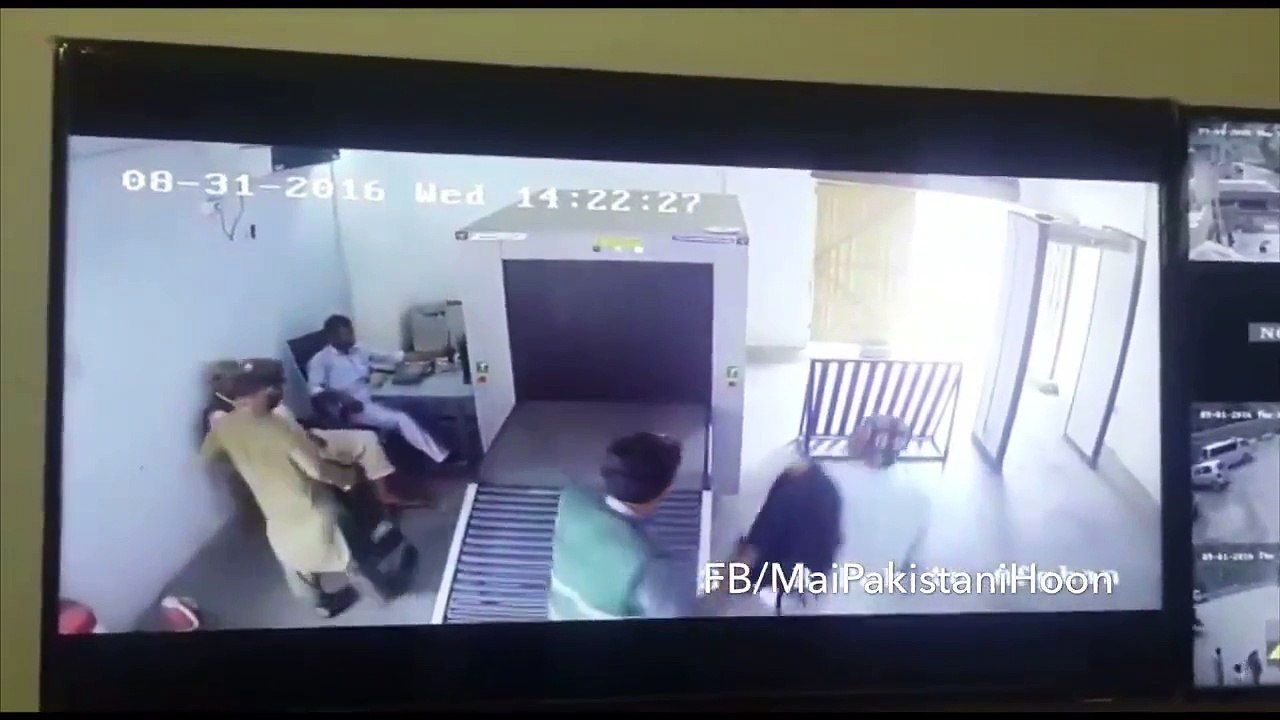 Funny man try to scanned himself india