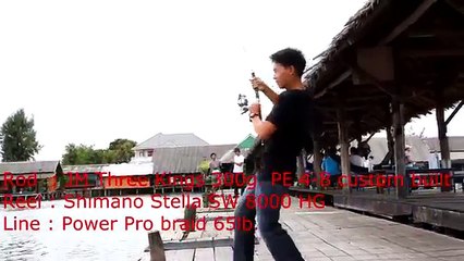 Per poco non gli si rompe la canna e riesce a pescare qualcosa di straordinario!