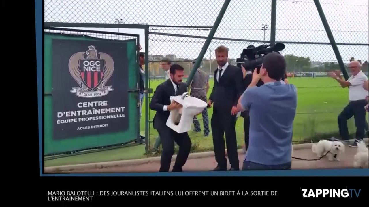 Mario Balotelli : Des journalistes italiens lui offrent un bidet à la sortie de l’entraînement