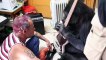 Flea le bassiste des Red Hot Chili Peppers apprend la basse à un gorille