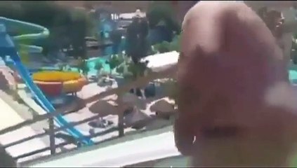 Ce gars bien FAT se jette dans un toboggan et fini en faisant un saut incroyable
