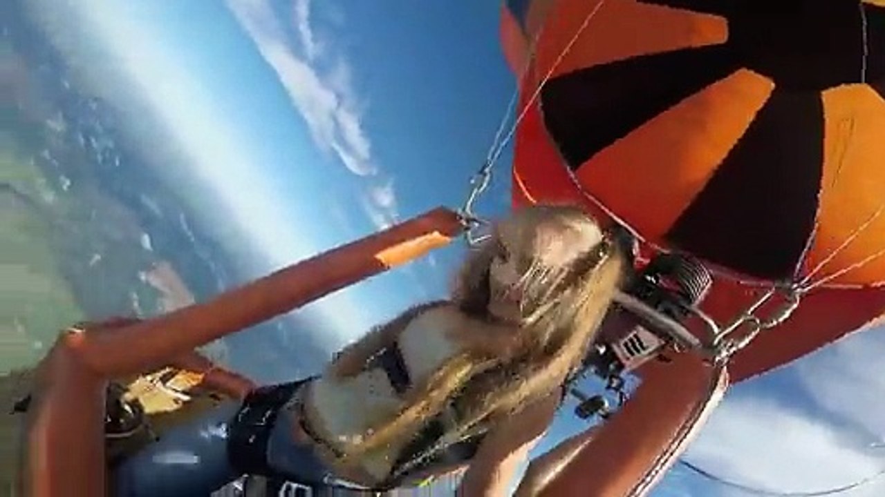 Une modèle Russe a la bonne idée de filmer son saut en parachute