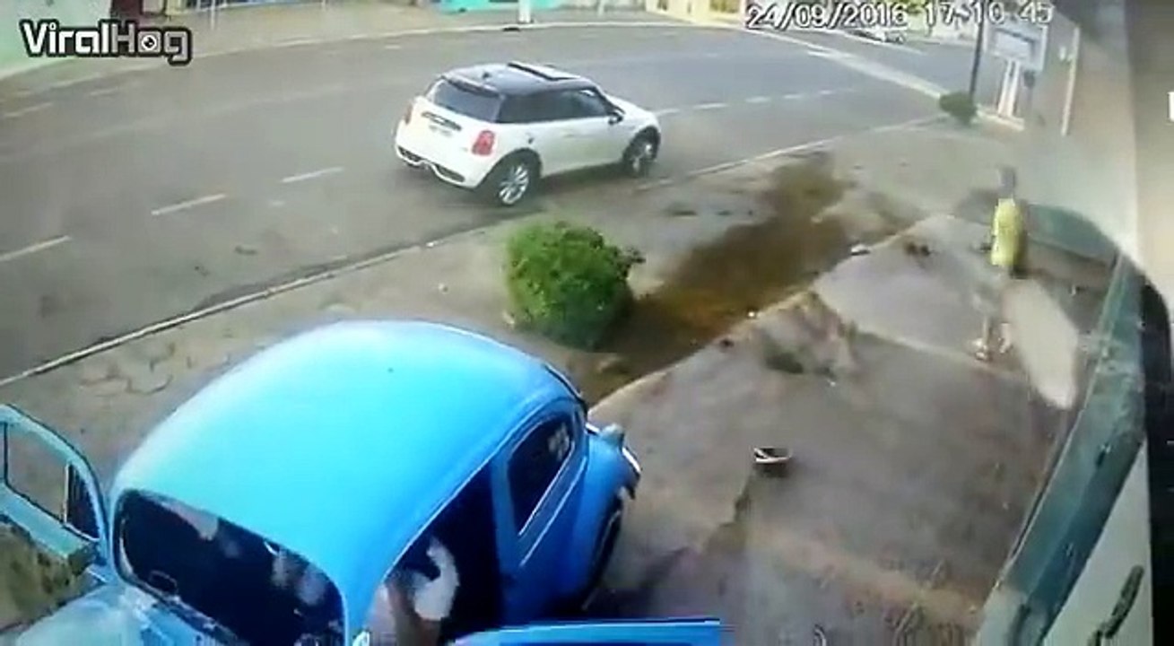 Il frôle la mort, presque écrasé par un chauffard. Accident incroyable