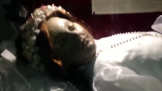 Santa que teve corpo empalhado há 300 anos abre os olhos