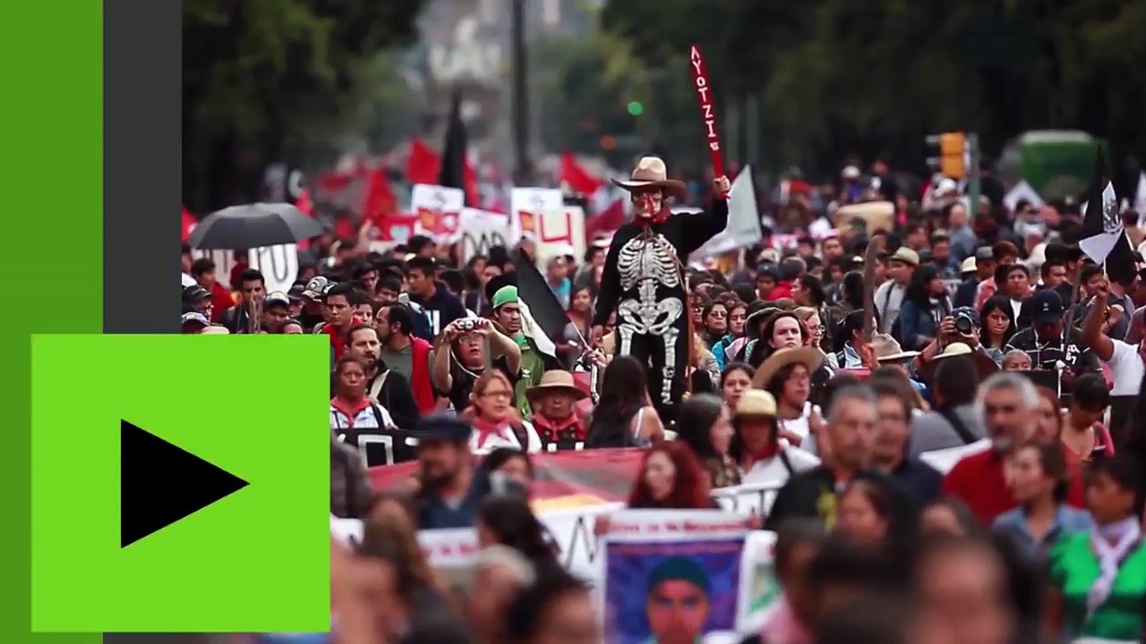 Sang, tambours et costumes macabres : deux ans après la disparition des 43 étudiants, Mexico défile