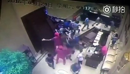 Emeute lors de la mise en vente d'appartement - Scene incroyable en Chine