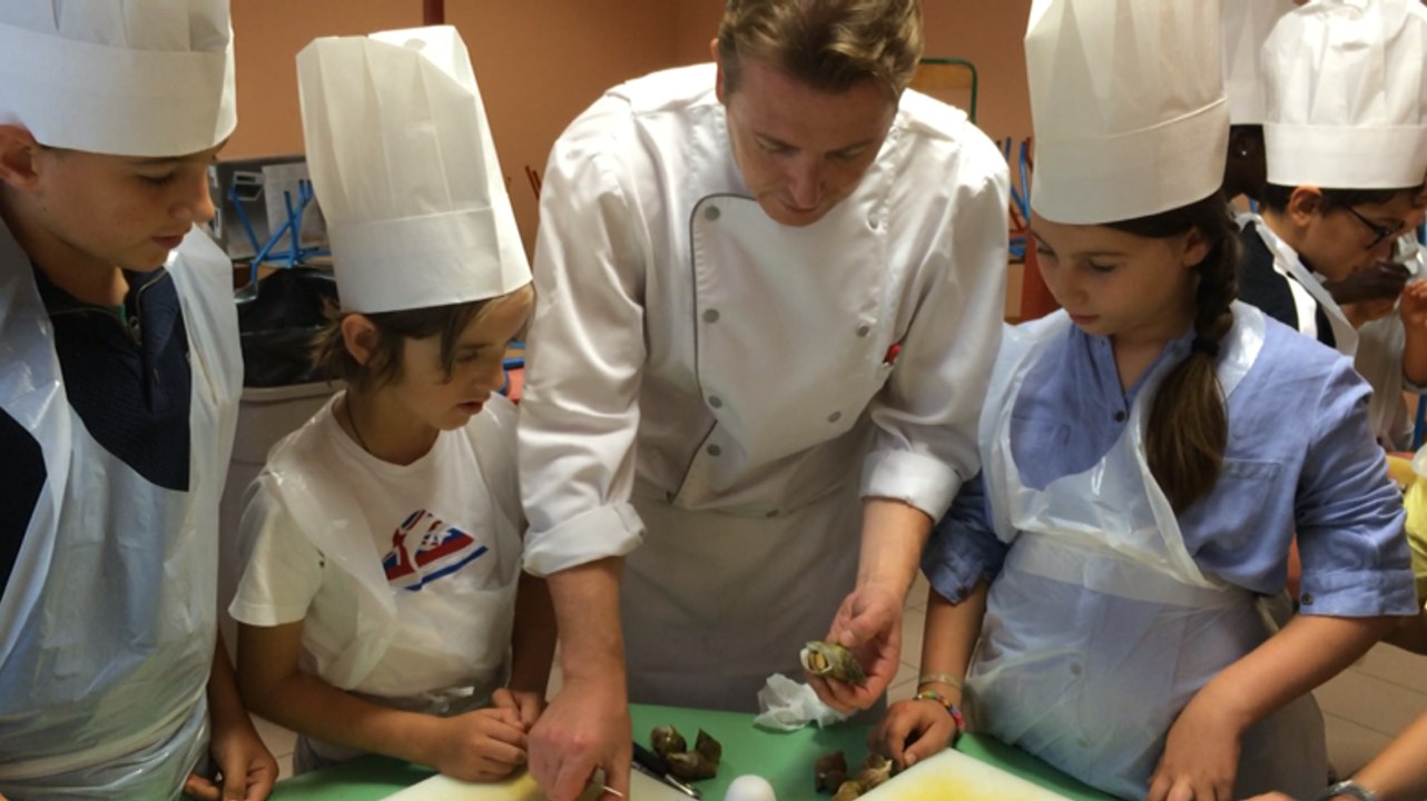 Les écoliers cuisinent le bulot