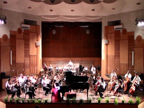 Schumann Piano Concerto, in A minor, op. 54 Laetitia Hahn (12y.) & Victor Panov